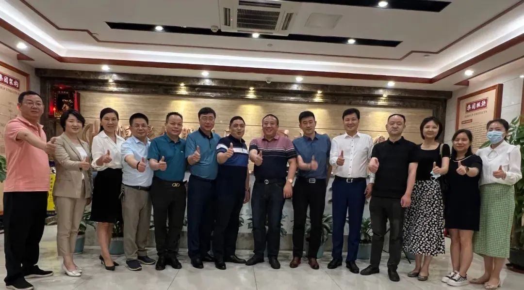 熱烈歡迎宜昌市伍家崗區(qū)副區(qū)長段緒卿一行蒞臨我司考察指導(dǎo)工作！